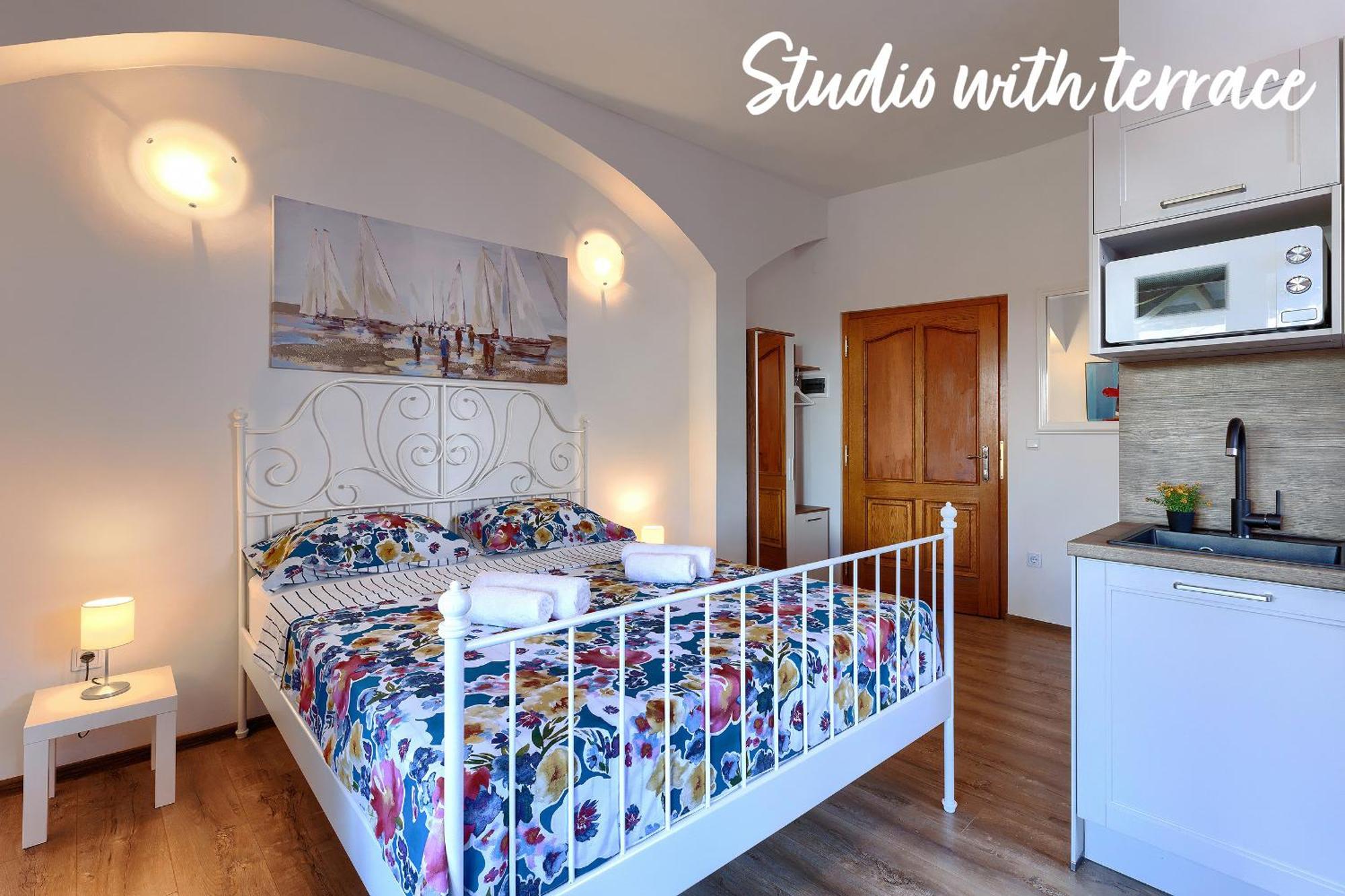 Studios Notte Sul Porto 로비니 외부 사진