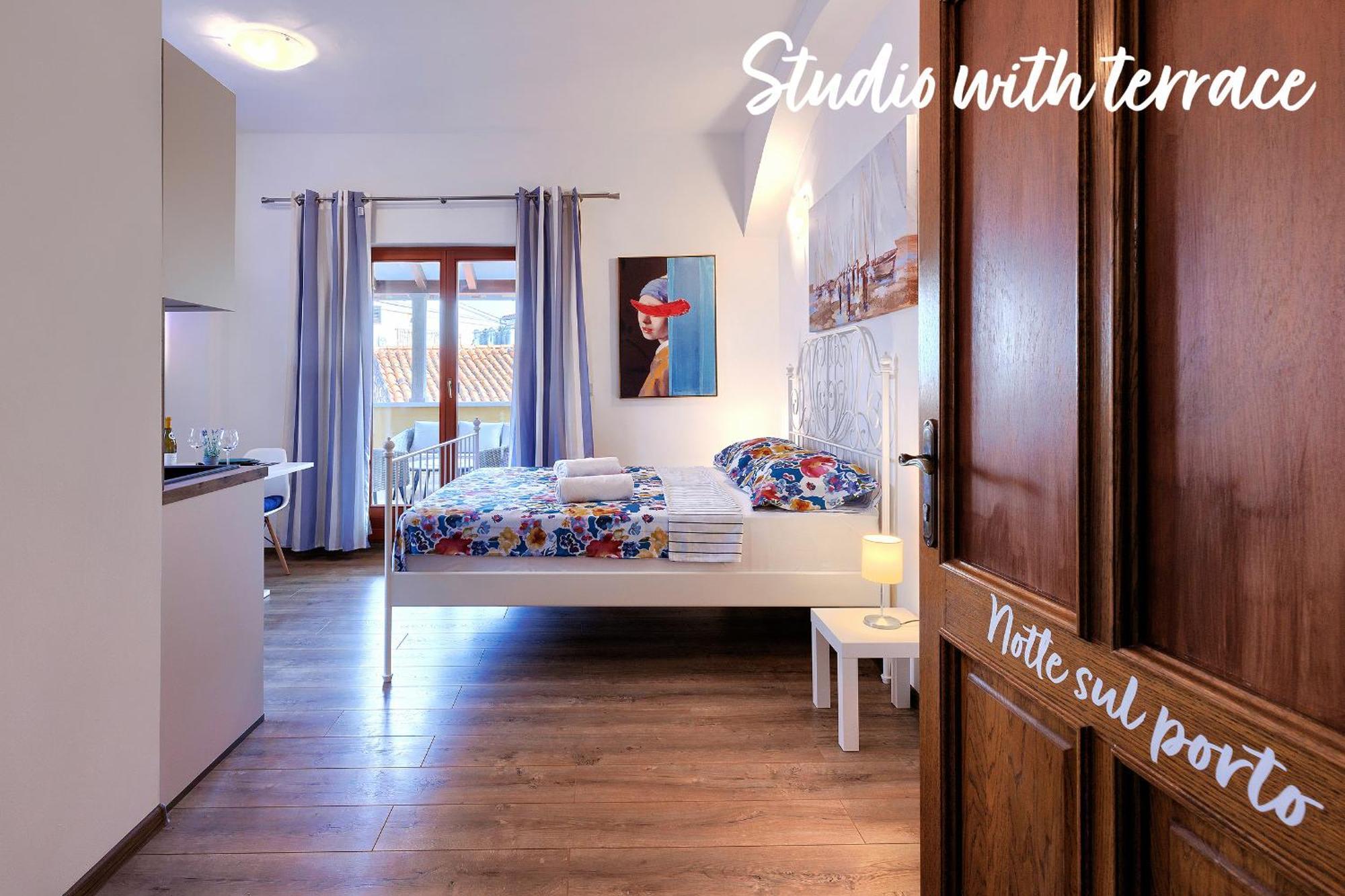 Studios Notte Sul Porto 로비니 외부 사진