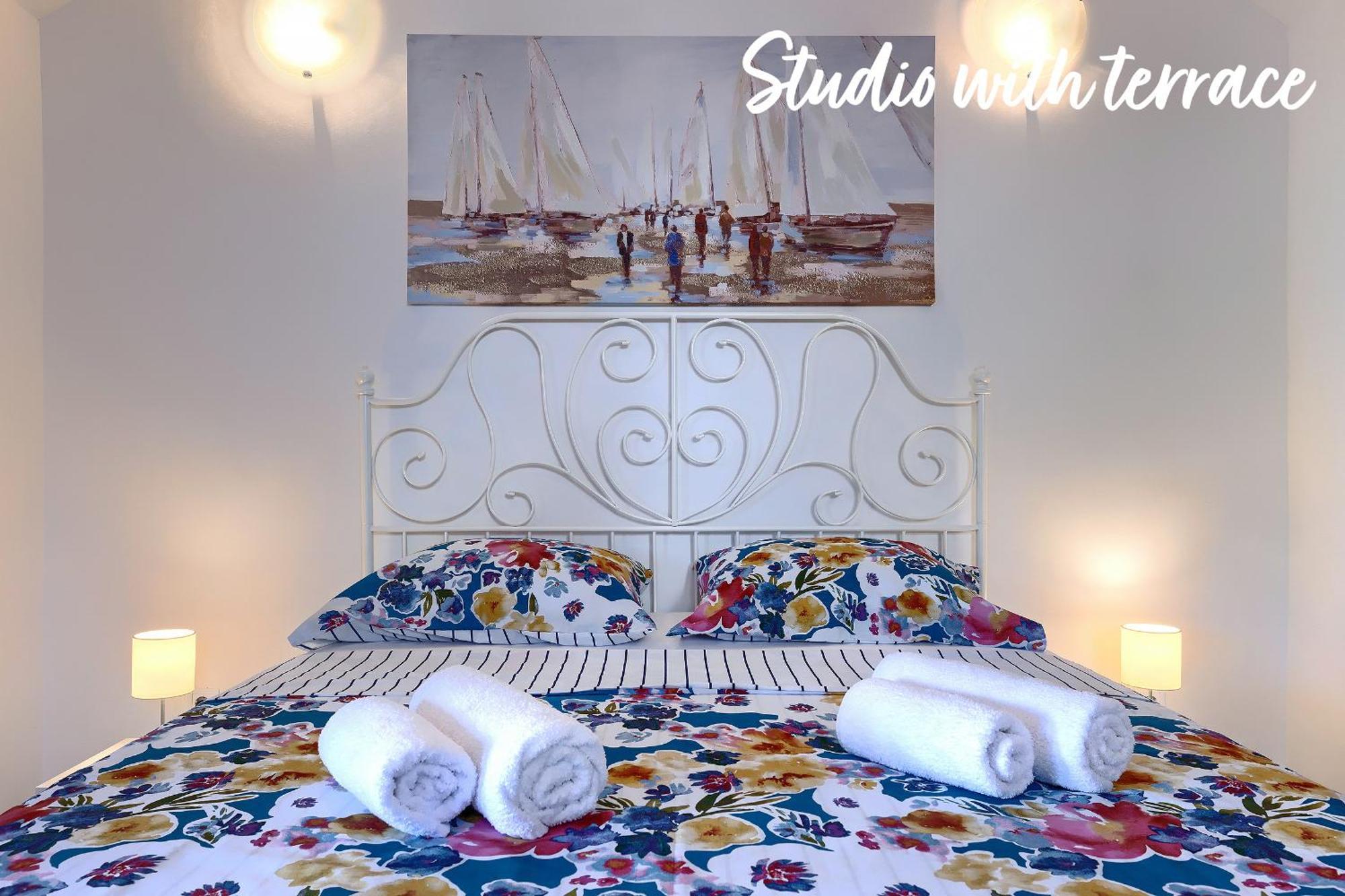 Studios Notte Sul Porto 로비니 외부 사진